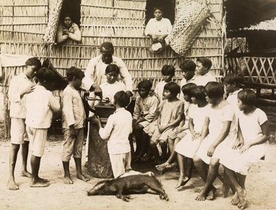 Crianças Parintintins ouvindo gramofone, Posto Antônio Paulo, 1926