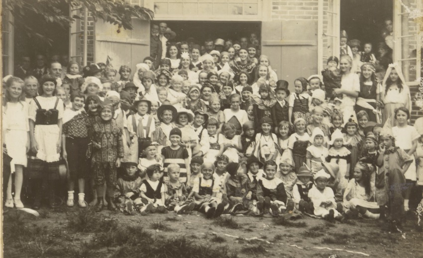  Carnaval de crianças em Itoupava Seca, Blumenau, Santa Catarina. Fotografia de Augusto Schmidt, 1922