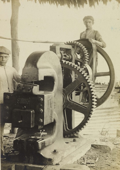 Meninos sobre máquina de cortar ferro e aço, Cruzerio do Sul, Acre