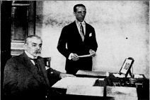 Dr. José Luís, tesoureiro da Caixa de Estabilização, ao lado de seu ajudante. 1927