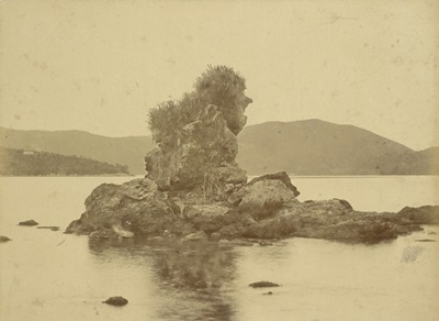 Pedra do Índio na praia das Flechas, Icaraí, Niterói, década de 1890.