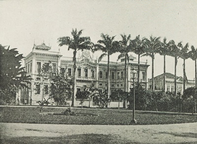 Escola Pública da Glória situada na Praça Duque de Caxias, atual Largo do Machado, construída entre 1870-1877, em homenagem à vitória do Brasil na Guerra do Paraguai (1864-1870).