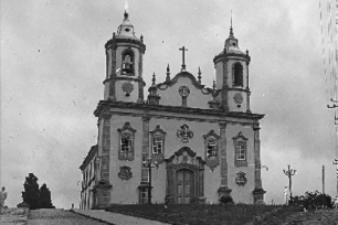 Foto em preto e branco da igreja Nossa Senhora do Carmo, Ouro Preto. 