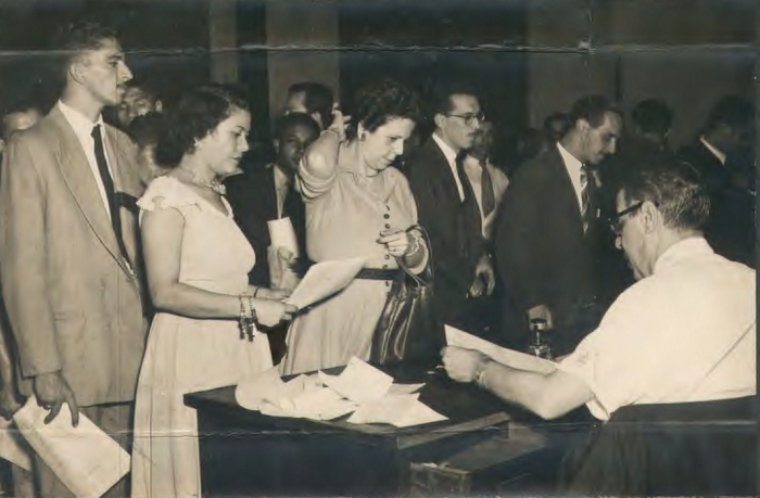 Fila para declaração do imposto de renda, publicada em 01/03/1953.  Arquivo Nacional, Fundo Correio da Manhã, BR_RJANRIO_PH_0_FOT_00758_D0018DE0021